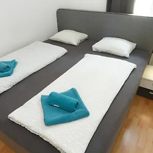 In Near Schoenbrunn & Westbahnhof - Keyless Check-in Apartment Vienna